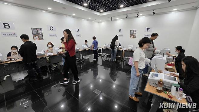 사전투표는 다음 날까지 이틀간 오전 6시부터 오후 6시까지 진행된다. 사전투표에 참여하려면 본인임을 인증할 수 있는 신분증을 반드시 지참해야 한다.