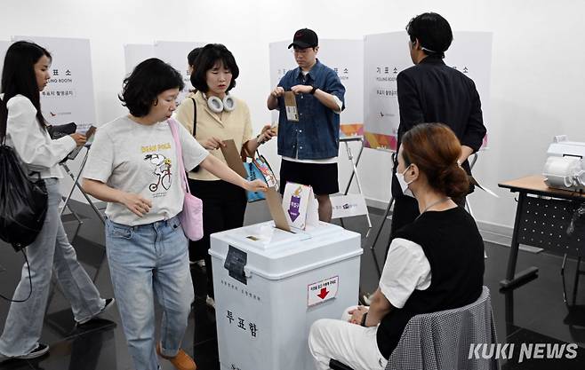 제21대 대통령 선거 사전투표 첫날인 29일 서울 강남구 역삼1동 주민센터에 마련된 사전투표소를 찾은 유권자들이 투표에 참여하고 있다. 곽경근 대기자