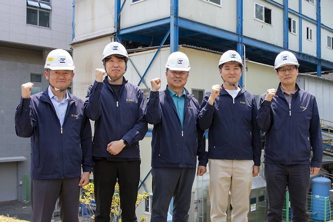 (왼쪽부터)조종표 박사, 신영진 기술원, 김정근 책임기술원, 임승재 박사, 이승재 박사. 한국에너지기술연구원&nbsp; &nbsp;