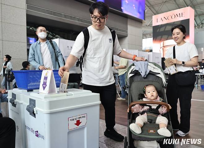 제21대 대통령선거 사전투표 첫날인 29일 인천공항에 마련된 사전투표소에서 유권자들이 소중한 한 표를 행사하고 있다. 곽경근 대기자