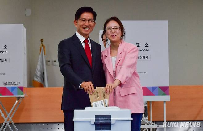 김문수 국민의힘 대선 후보가 29일 인천 계양구 계양1동 주민센터 투표소에서 사전투표를 하고 있다.