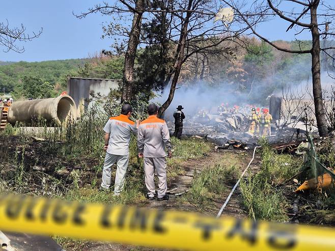 29일 오후 경북 포항시 남구 동해면 신정리 포항공항 인근 야산에 해군이 운용하는 해상초계기가 추락했다. 연합뉴스