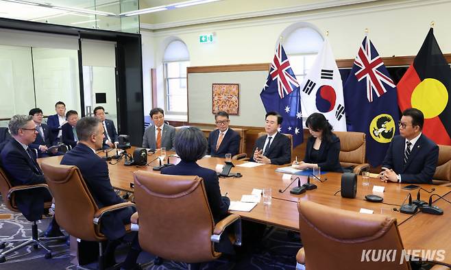 김태흠 충남지사는 29일 남호주의회 청사에서 문성제 선문대 총장, 중부·서부·동서 등 도내 발전 3사 관계자 등과 함께 피터 말리나우스카스 주총리를 접견했다.&nbsp;