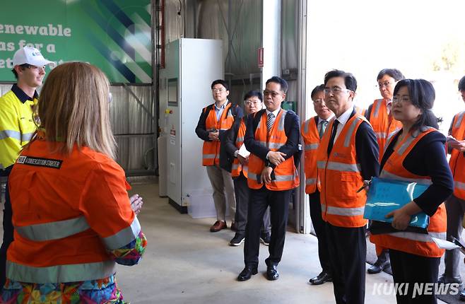 김태흠 충남지사는 29일 남호주 에들레이드 톤슬리 혁신지구를 방문, 재생에너지 라운드 테이블을 가진 뒤, 남호주 수소파크를 살폈다.&nbsp;