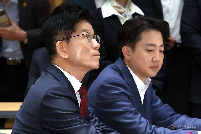 김문수 국민의힘 대선 후보와 이준석 개혁신당 대선 후보가 지난 19일 서울 중구 서울시청에서 열린 '약자와 동행하는 서울' 토론회에 함께 참석한 모습. 최현규 기자