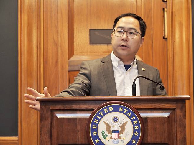 앤디 김 미국 민주당 상원의원이 28일 워싱턴DC 의회에서 기자 간담회를 하고 있다. 워싱턴특파원단