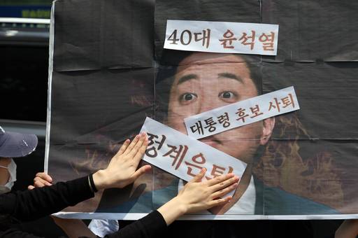 한국대학생진보연합 회원들이 29일 서울 여의도 개혁신당 당사가 위치한 건물 앞에서 열린 '대국민 언어 성폭력한 이준석 대선 후보 사퇴 촉구 대학생 긴급 기자회견'에서 퍼포먼스를 하고 있다. 뉴시스