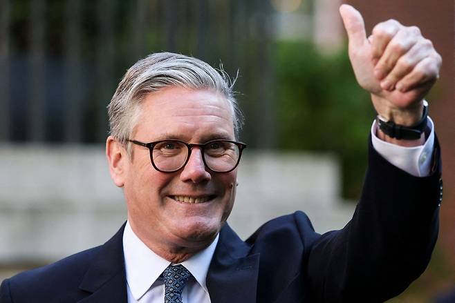 키어 스타머 영국 총리가 19일(현지시간) 런던 다우닝가에서 유럽연합(EU) 정상들과 만난 자리에서 엄지를 치켜세우고 있다. AFP연합뉴스