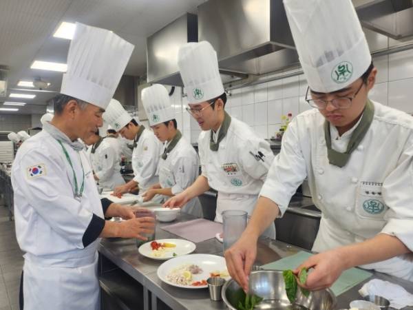 3학년 고급양식조리실습. 박화선기자