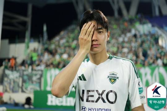 부어오른 오른쪽 눈을 가리고 기념 촬영에 나선 전북 전진우. 사진[연합뉴스]