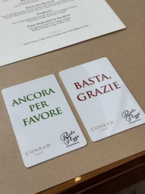 테이블 위에 초록 카드를 놓으면 직원이 화덕에서 갓 구운 피자를 한 조각씩 계속 가져다준다 / 사진=권효정 여행+ 기자