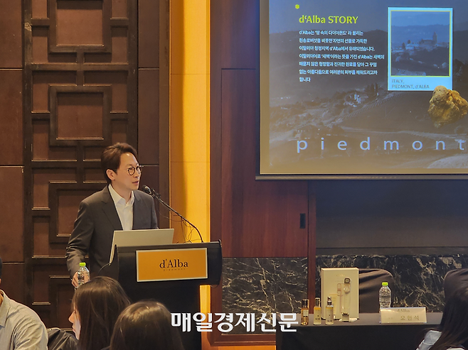 30일 서울 콘래드호텔에서 열린 달바글로벌 기업공개(IPO) 기자간담회에서 반성연 대표가 발표하고 있다. [사진=김금이 기자]