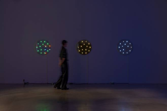 일본의 세계적인 미디어 아티스트인 미야지마 타츠오의 개인전이 열리고 있는 서울 한남동 갤러리 바톤 전시장 전경. 전시된 작품은 ‘C.T.C.S. K’in’(2024) 연작이다. 갤러리 바톤