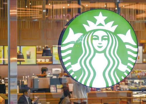 스타벅스를 운영하는 SCK컴퍼니가 소송전에 휘말렸다. 스타벅스 매장이 입점해 있는 일부 임대인으로부터 민사소송이 걸렸다. 매장 매출에 연동해 계산되는 ‘임차료’에 문제가 있다는 주장이다. 원고 측은 스타벅스 쿠폰 등 마케팅에 따른 할인액이 합의 없이 매출에 미반영돼 손해를 봤다고 말한다. (연합뉴스)
