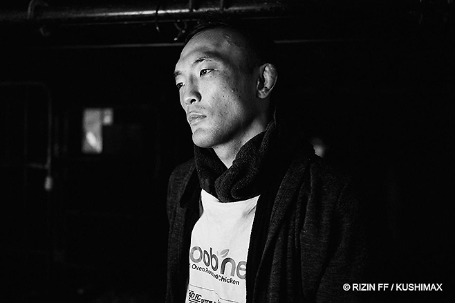 초대 ONE 밴텀급 챔피언 김수철이 2022년 9월 일본 사이타마 슈퍼 아레나 라이진 38에 입장하고 있다. 김수철은 제4대 로드FC 페더급/밴텀급 챔피언도 지냈다. 사진=RIZIN FF