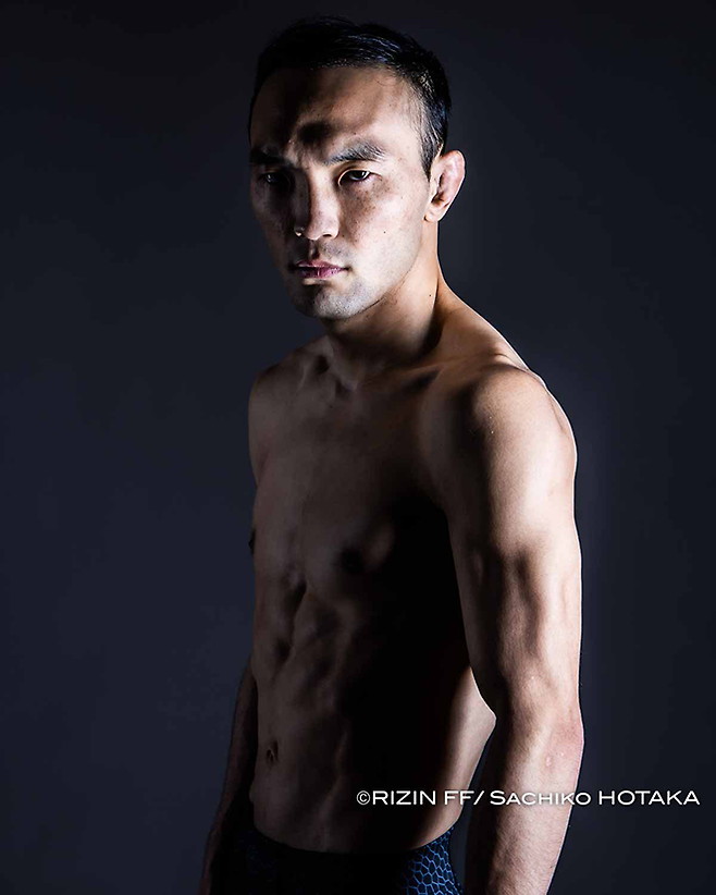 초대 ONE 밴텀급 챔피언 김수철이 2022년 12월 라이진 40 프로필 촬영을 하고 있다. 김수철은 제4대 로드FC 페더급/밴텀급 챔피언도 지냈다. 사진=RIZIN FF