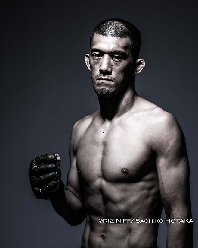 제10대 슈토 밴텀급 챔피언 사토 쇼코가 2023년 라이진 랜드마크 6 프로필을 촬영하고 있다. 사진=RIZIN FF