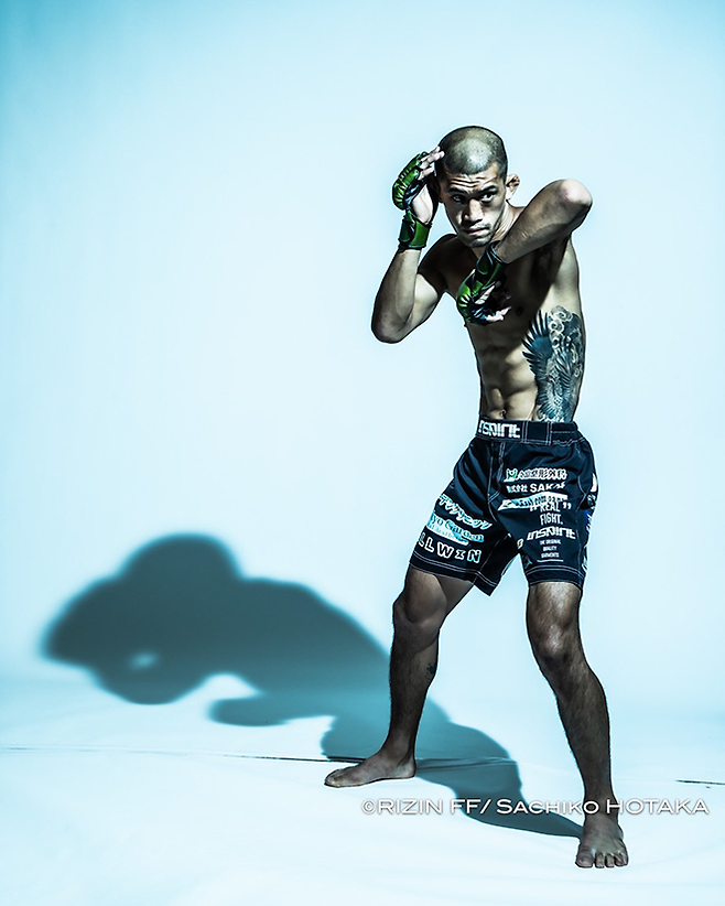 제10대 슈토 밴텀급 챔피언 사토 쇼코가 2024년 9월 라이진 48 프로필을 촬영하고 있다. 사진=RIZIN FF