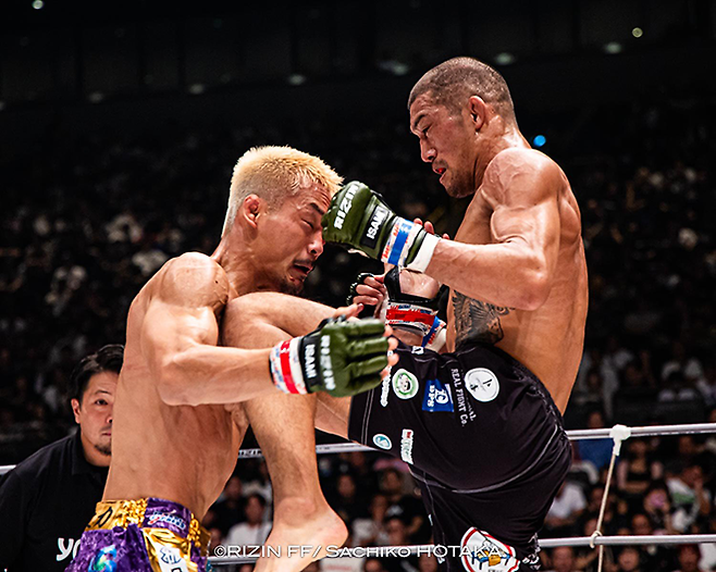 제10대 슈토 밴텀급 챔피언 사토 쇼코가 2024년 9월 일본 사이타마 슈퍼 아레나 라이진 48에서 무릎으로 공격하고 있다. 사진=RIZIN FF