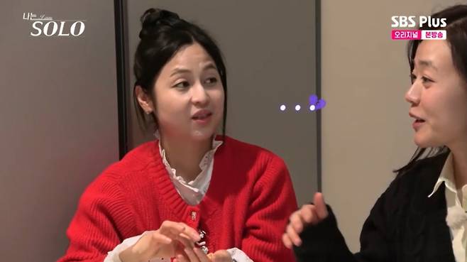 옥순이 영수가 본인에게 관심이 없다는 걸 느끼고 기분 상한 티를 냈다. /사진=SBSPlus·ENA '나는솔로' 캡처