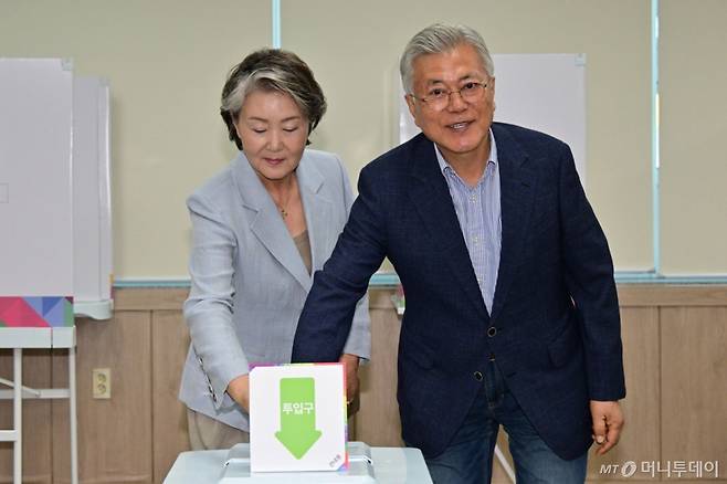 [양산=뉴시스] 차용현 기자 = 제21대 대통령 선거 사전투표일인 29일 오전 문재인 전 대통령과 김정숙 여사가 경남 양산시 하북면 주민자치센터에서 사전투표를 하고 있다. 2025.05.29.con@newsis.com /사진=차용현