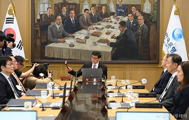 [서울=뉴시스] 사진공동취재단 = 이창용 한국은행 총재가 29일 서울 중구 한국은행에서 금융통화위원회를 주재하며 의사봉을 두드리고 있다. 2025.05.29.