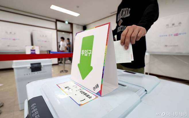 제21대 대통령선거 사전투표 첫날인 29일 대구 달성군 유가읍 행정복지센터에 마련된 사전투표소에서 한 유권자가 투표를 하고 있다. 2025.05.29. /사진=뉴시스 /사진=이무열