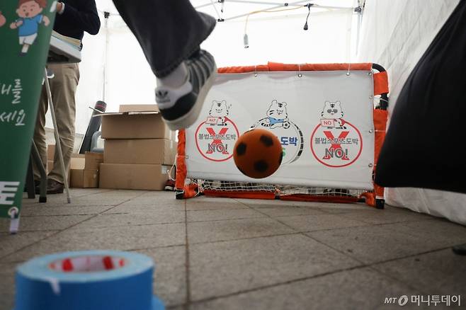 (서울=뉴스1) 신웅수 기자 = 16일 오후 서울 중구 동대문디자인플라자(DDP)에서 열린 청소년도박문제 예방주간 행사에서 관람객들이 도박 중독 방지 프로그램을 체험하고 있다. 2025.5.16/뉴스1  Copyright (C) 뉴스1. All rights reserved. 무단 전재 및 재배포,  AI학습 이용 금지. /사진=(서울=뉴스1) 신웅수 기자