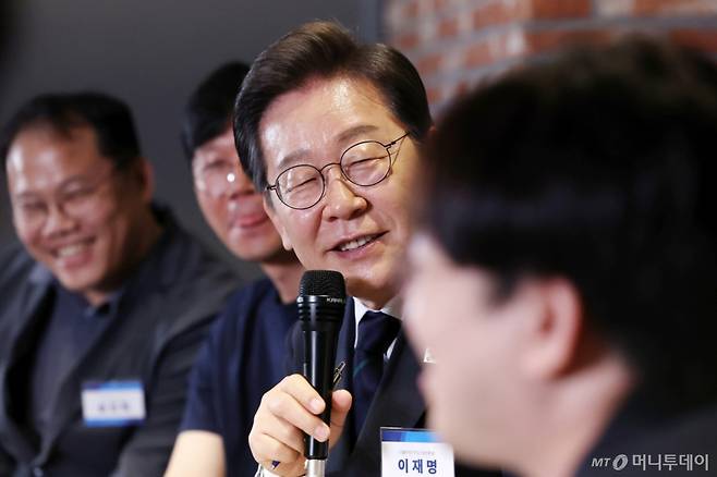 (서울=뉴스1) 안은나 기자 = 이재명 더불어민주당 대통령 후보가 29일 서울 성동구 메리히어에서 열린 '혁신성장의 씨앗, 스타트업 레벨업!' 간담회에서 소셜벤처 대표들과 대화하고 있다. (공동취재) 2025.5.29/뉴스1  Copyright (C) 뉴스1. All rights reserved. 무단 전재 및 재배포,  AI학습 이용 금지. /사진=(서울=뉴스1) 안은나 기자