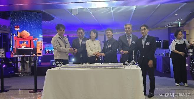 29일 인천 영종도 인천국제공항 1터미널에 마련된 한국관광공사의 체험공간 '하이커 스테이션' 개관식이 열리는 모습. / 사진 = 오진영 기자