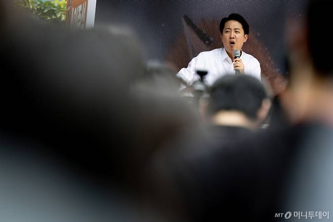 이준석 개혁신당 대통령 후보가 29일 오후 경기도 성남시 분당구 판교유스페이스 야외광장에서 시민들에게 지지를 호소하고 있다. 2025.5.29/뉴스1  Copyright (C) 뉴스1. All rights reserved. 무단 전재 및 재배포,  AI학습 이용 금지. /사진=(성남=뉴스1) 이재명 기자