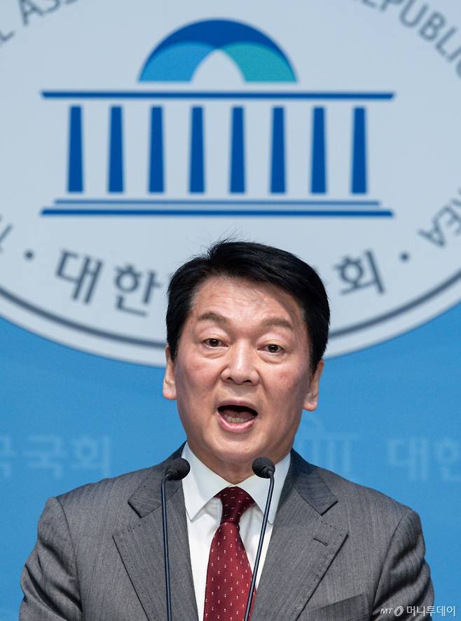 (서울=뉴스1) 이재명 기자 = 안철수 국민의힘 경선 후보가 27일 오전 서울 여의도 국회 소통관에서 '국민 여러분께 드리는 호소문'을 발표하고 있다. 2025.4.27/뉴스1  Copyright (C) 뉴스1. All rights reserved. 무단 전재 및 재배포,  AI학습 이용 금지. /사진=(서울=뉴스1) 이재명 기자