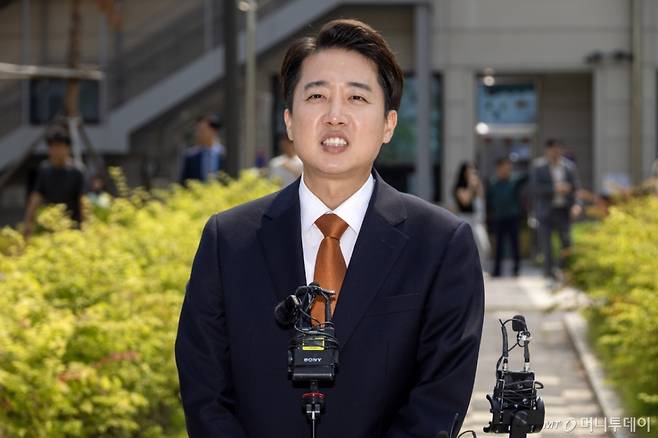 (화성=뉴스1) 이재명 기자 = 이준석 개혁신당 대통령 후보가 제21대 대통령선거 사전투표 첫날인 29일 오전 경기 화성시 동탄9동 행정복지센터에서 투표를 마친 뒤 취재진 질문에 답하고 있다. (공동취재) 2025.5.29/뉴스1  Copyright (C) 뉴스1. All rights reserved. 무단 전재 및 재배포,  AI학습 이용 금지. /사진=(화성=뉴스1) 이재명 기자