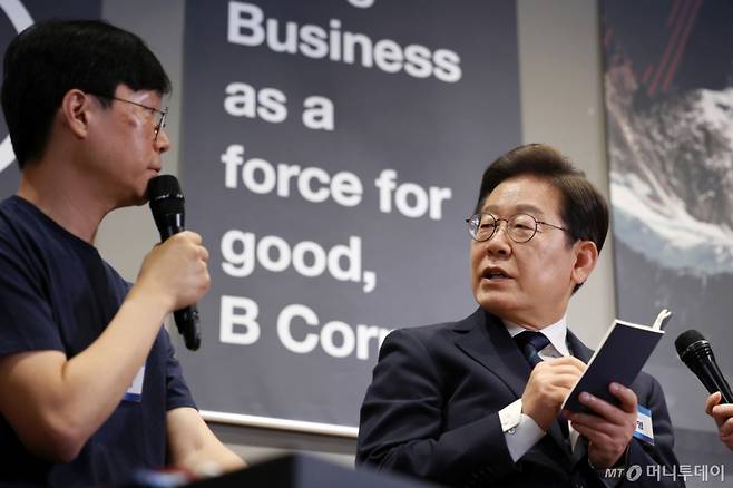 (서울=뉴스1) 안은나 기자 = 이재명 더불어민주당 대통령 후보가 29일 서울 성동구 메리히어에서 열린 '혁신성장의 씨앗, 스타트업 레벨업!' 간담회에서 소셜벤처 대표와 대화하고 있다. (공동취재) 2025.5.29/뉴스1  Copyright (C) 뉴스1. All rights reserved. 무단 전재 및 재배포,  AI학습 이용 금지. /사진=(서울=뉴스1) 안은나 기자