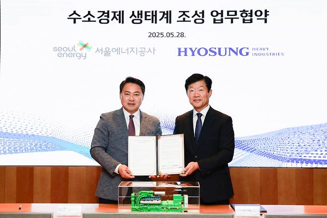 효성중공업이 서울에너지공사와 수소경제 생태계 조성을 위한 업무협약을 체결하고 기념사진을 촬영했다. 우태희 효성중공업 대표(오른쪽부터)와 황보연 서울에너지공사 사장. /사진=효성중공업