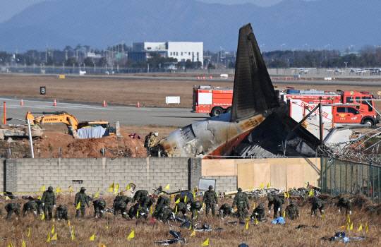 지난 1월 3일 전남 무안국제공항 12·29 제주항공 여객기 참사 현장에서 군 관계자들이 사고 현장을 수색하고 있다. 박윤슬 기자