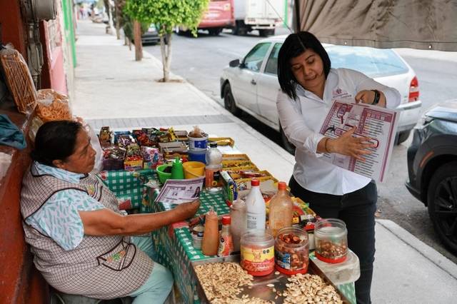 오는 6월 1일 세계 최초로 법관 전체를 선거로 뽑는 멕시코에서 한 판사 후보자가 지난 7일 시장 상인을 상대로 선거 운동을 벌이고 있다.  로이터 연합뉴스