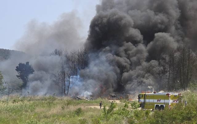 29일 오후 1시 52분쯤 경북 포항시 남구에서 해군 초계기가 추락해 검은 연기가 치솟고 있다.  연합뉴스(독자 제공)