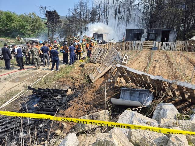 29일 오후 경북 포항시 남구 동해면 신정리 포항공항 인근 야산에 해군이 운용하는 해상초계기가 추락했다. 해군과 소방 당국 등에 따르면 사고 비행기는 P-3C 해상초계기로 추락 당시 기내에 4명이 탑승하고 있었다. 연합뉴스