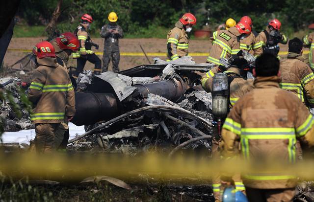 [29일 오후 1시49분경 경북 포항시 남구 동해면 신정리 인근 한 야산에 해군항공사령부 소속 P-3 K 해상초계기가 추락해 군과 소방 당국 등 관계기관이 현장 수습을 하고 있다. 뉴시스 제공