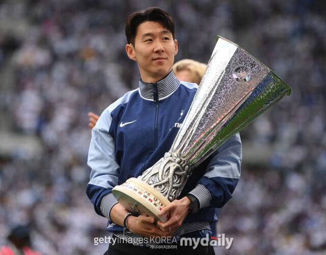 손흥민이 유로파리그 우승컵을 들고 미소 짓고 있다. /게티이미지코리아