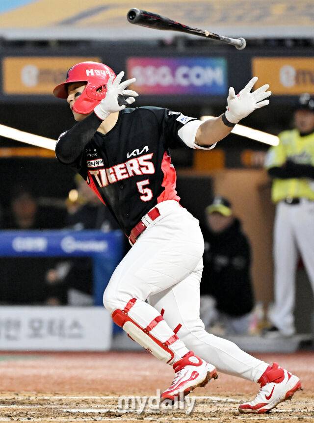 10일 오후 인천광역시 문학동 SSG랜더스필드에서 진행된 '2025 프로야구 KBO리그' SSG랜더스와 KIA타이거즈의 경기. 기아 김도영이 8회초 1사 만루서 1타점 땅볼을 치고 있다. 3루수 실책으로 주자 모두 세이프./마이데일리