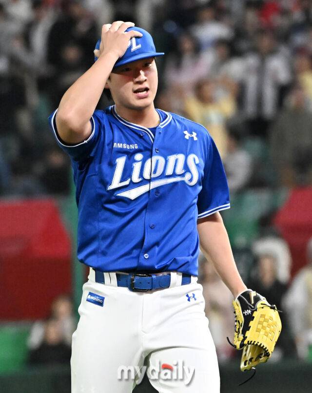 29일 오후 인천광역시 문학동 SSG랜더스필드에서 진행된 '2025 프로야구 KBO리그' SSG랜더스와 삼성라이온즈의 경기. 삼성 이호성이 7회말을 무실점으로 막은 뒤 덕아웃으로 향하고 있다./마이데일리