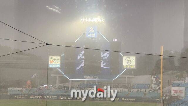 번개 여파로 먹통이 된 라이온즈 파크 전광판./대구=김경현 기자