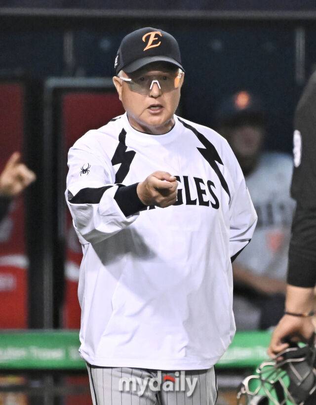 28일 오후 서울 잠실야구장에서 진행된 '2025 프로야구 KBO리그' LG트윈스와 한화이글스의 경기. 한화 김경문 감독이 심판에 항의를 하고 있다./마이데일리