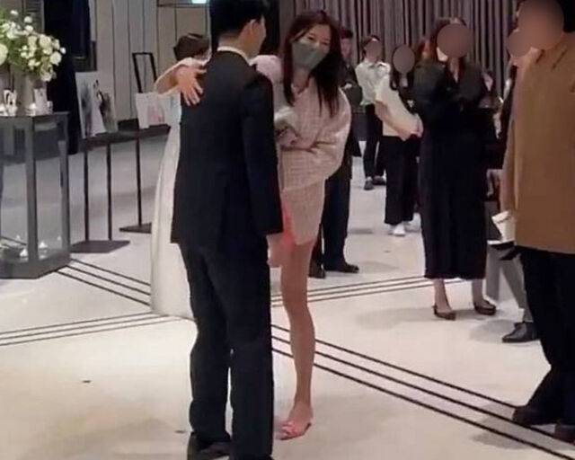 전지현의 핑크색 하객룩이 눈길을 끌고 있다. / 온라인 커뮤니티 캡처