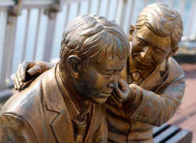 서울 마포대교에 설치된 ‘한 번만 더’ 동상 모습. [연합]