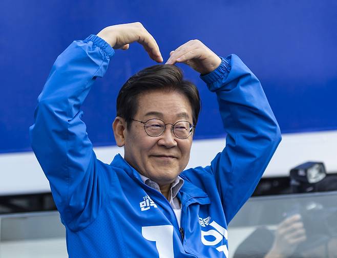 더불어민주당 이재명 대선후보가 28일 서울 왕십리역 광장에서 열린 성동구·동대문구 집중 유세에서 연설을 마친 뒤 무대를 떠나며 하트를 그려 보이고 있다. [연합]