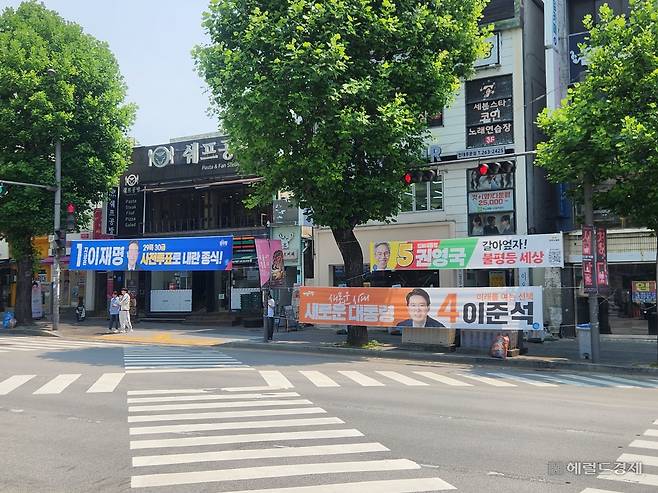 27일 오전 광주광역시 전남대 인근에 걸린 대선 후보들의 선거 현수막. 광주=이영기 기자.