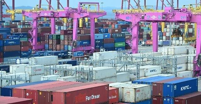 통상 환경 악화 등 수출기업의 어려움이 심화하는 가운데 차기 정부에서는 무역금융 관련 지원을 확대해야 한다고 전문가들은 입을 모은다. 인천 연수구 인천신항컨테이너 터미널에 수출 대기 중인 컨테이너가 가득 쌓여있다.  [헤럴드 DB]